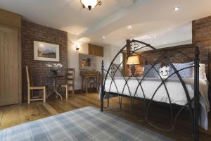 ケンダルにあるLyth Valley Country Houseのベッドルーム(錬鉄製のベッド1台、テーブル付)