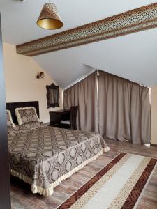 1 dormitorio con cama y cortina en Hotel Africa en Haskovo