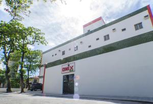 un gran edificio blanco con un único letrero en Onix Hotel Praia de Piata, en Salvador