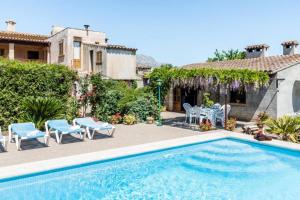 Bazén v ubytování Villa between Pollensa old town and Port Pollensa by Renthousing nebo v jeho okolí