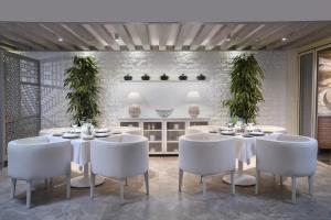 A restaurant or other place to eat at Steigenberger Resort Ras Soma