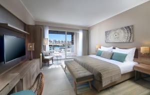 A television and/or entertainment centre at Steigenberger Resort Ras Soma