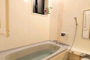 Un baño de FarmStayINN 母屋 Sanzaemon-tei GuestHouse Second floor Shiga-Takasima Traditional Japanese architecture house Limited to one group per day
