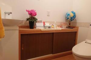 Un baño de FarmStayINN 母屋 Sanzaemon-tei GuestHouse Second floor Shiga-Takasima Traditional Japanese architecture house Limited to one group per day
