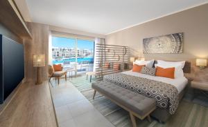 A bed or beds in a room at Steigenberger Resort Ras Soma
