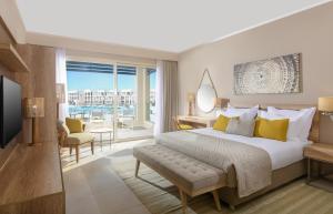 A bed or beds in a room at Steigenberger Resort Ras Soma