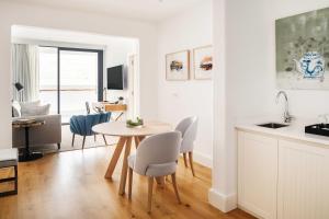 a kitchen and dining room with a table and chairs at Hotel Fariones in Puerto del Carmen