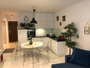 Kuchyňa alebo kuchynka v ubytovaní Browar Lubicz 17b apartament 11 by Atrium Apartments
