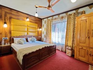 Un dormitorio con una cama grande y una ventana en The Shelter Heritage A Boutique Hotel, en Srinagar