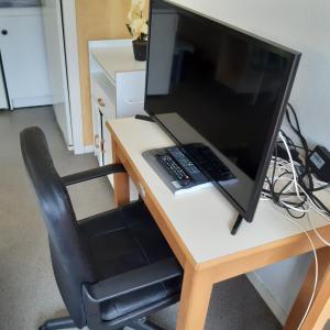 un ordinateur installé au-dessus d'un bureau dans l'établissement BELLEVUE, à Quetigny