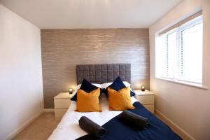 Un pat sau paturi într-o cameră la Large Stylish Cambridge House (4BR/Free Parking)