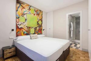 A bed or beds in a room at Apartamento lujo castellana chamartín