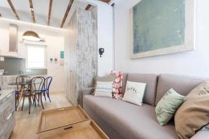 uma sala de estar com um sofá e uma mesa em Apartamento de lujo nuevos ministerios chamberí em Madri