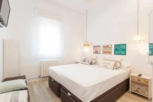 um quarto com uma cama grande num quarto em Apartamento de lujo nuevos ministerios chamberí em Madri