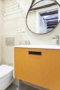 a bathroom with a mirror and a sink and a toilet at Apartamento lujo fuencarral chueca in Madrid