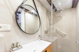 Zdjęcie z galerii obiektu Apartamento lujo fuencarral chueca w Madrycie