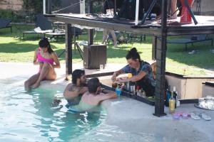 un grupo de personas en una piscina en Hotel Samka en Salta