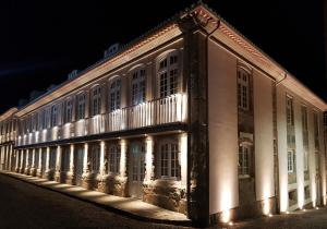 un bâtiment avec des lumières sur son côté la nuit dans l'établissement Zenite Boutique Hotel & SPA, à Angra do Heroísmo