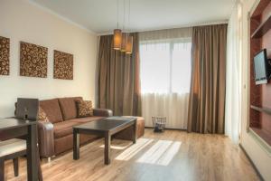 sala de estar con sofá y mesa en Dune Residence Apartments, en Sunny Beach