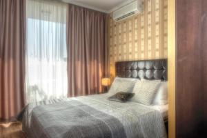 - une chambre avec un lit et une fenêtre dans l'établissement Dune Residence Apartments, à Sunny Beach