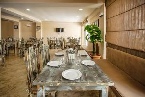 古多里Hotel Donata的一间用餐室,配有一张桌子和盘子