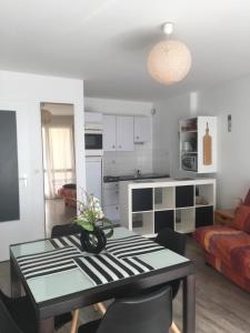 Η κουζίνα ή μικρή κουζίνα στο REF 086 Appartement T2 avec terrasse résidence avec piscine