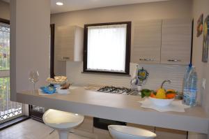 a kitchen with a counter with bowls of fruit on it at Il Limoneto di Leo in Mascali