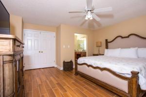 een slaapkamer met een bed en een plafondventilator bij Lakeside 312 at Bluewater Bay in Niceville