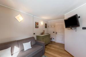 A television and/or entertainment centre at Ice Chalet 3 Elements