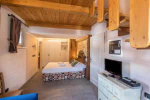 una camera con letto e TV a schermo piatto di Ice Chalet 3 Elements a Livigno