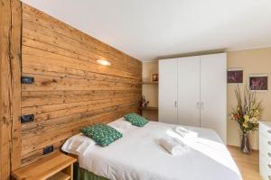 A bed or beds in a room at Ice Chalet 3 Elements
