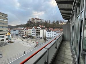 een uitzicht vanaf het balkon van een gebouw met een kasteel bij Premium Penthouse Wohnung mit Schlossblick Zentral in Heidenheim mit Tiefgarage in Heidenheim an der Brenz