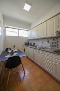 Kuchyň nebo kuchyňský kout v ubytování Alugabem Apartment Oporto