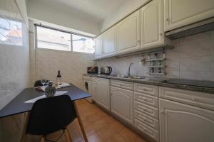 Kuchyň nebo kuchyňský kout v ubytování Alugabem Apartment Oporto