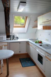 Kuchyň nebo kuchyňský kout v ubytování Ferienwohnungen Haus Schwörer