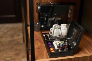 - une boîte noire sur une table et une cafetière dans l'établissement Alexander Hotel, à Noordwijk aan Zee