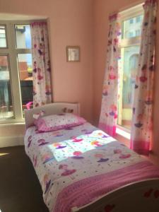 Postel nebo postele na pokoji v ubytování PINK HOUSE ,Opposite Beach ,SLEEPS 6 , 2 BEDROOM GROUND FLOOR SELF CONTAINED GARDEN FLAT , PRIVATE ENTRANCE , KITCHEN , Guaranteed Parking ,Wifi , Movies ,Bathroom ,fridge , microwave ,BEDROOM 1, DOUBLE BED & 2 SINGLE BEDS ,BEDROOM 2 , DOUBLE BED
