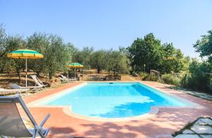 The swimming pool at or close to Case Vacanza Podere Risoino
