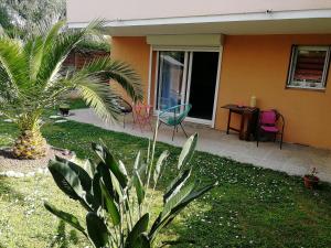 a house with a patio with a table and chairs at Lovely Studio & Garden - près des plages Cagnes-sur-Mer in Cagnes-sur-Mer