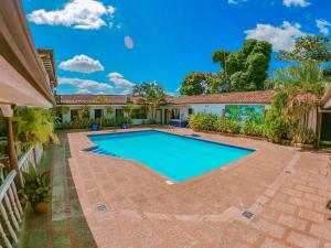 una piscina en el patio trasero de una casa en Santa Barbara Arauca, en Arauca