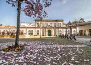 un edificio con un mazzo di fiori per terra di Casa da Levada a Termas de São Pedro do Sul