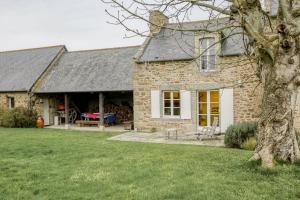 a stone house with a picnic table in the yard at Le Petit Tertre - charmante maison entre terre et mer - St Lunaire in Saint-Lunaire +8 photos