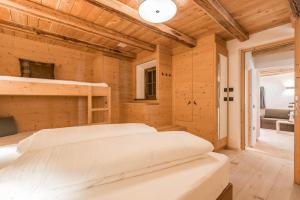 twee bedden in een kamer met houten wanden bij Hatzeshof Blumenwiese in Laion