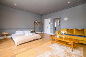 1 dormitorio con cama y mesa de madera en Light & Airy Sea View Apartment, Central Brighton en Brighton & Hove