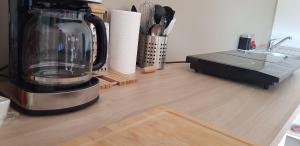 a blender sitting on top of a wooden counter at La Guest House BYLAVILLA25 calme et détente in Noaillan