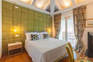 Villa Francesca Relais في غرادارا: غرفة نوم بسرير في غرفة