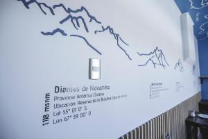 mural en la pared con un mapa de una montaña en Hostal Ventisqueros en Punta Arenas
