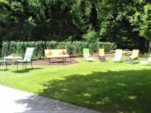 een groep stoelen en een tafel in het gras bij Bio Pfister Trade GmbH in Burladingen