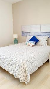 プラヤ・ブランカにあるCasa azulのベッドルーム1室(白いベッドカバー付)