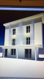 een model van een wit huis met een balkon bij Pan di Zenzero in Rimini